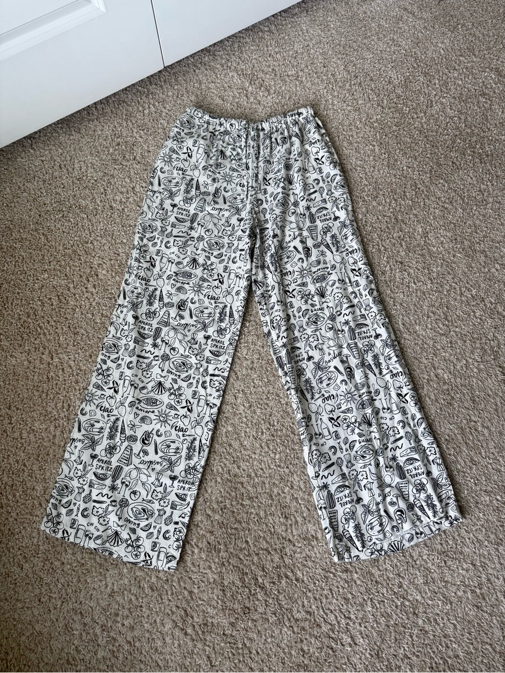 Wide-Leg Printed Travel Pants in Black & White - Picture 2 of 7